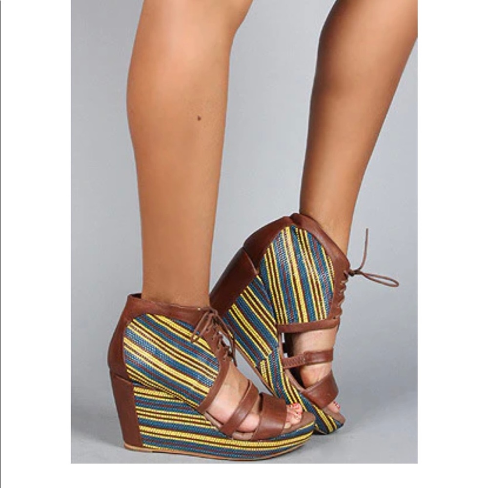 🆕{80%20 The Erie Shoe in Maize Wedge Sandal